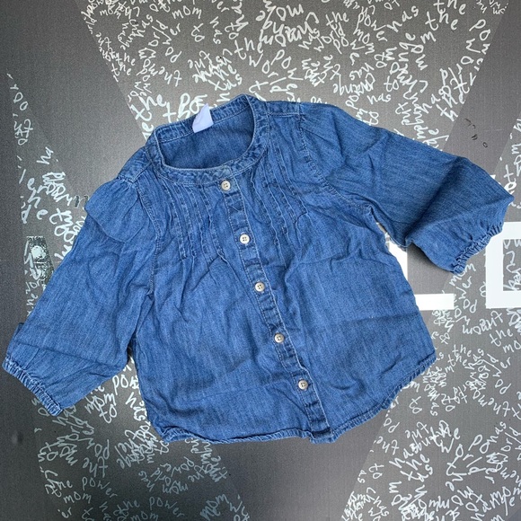 BabyGAP **Everyday Essentials** Chambray Button-up - Picture 1 of 3